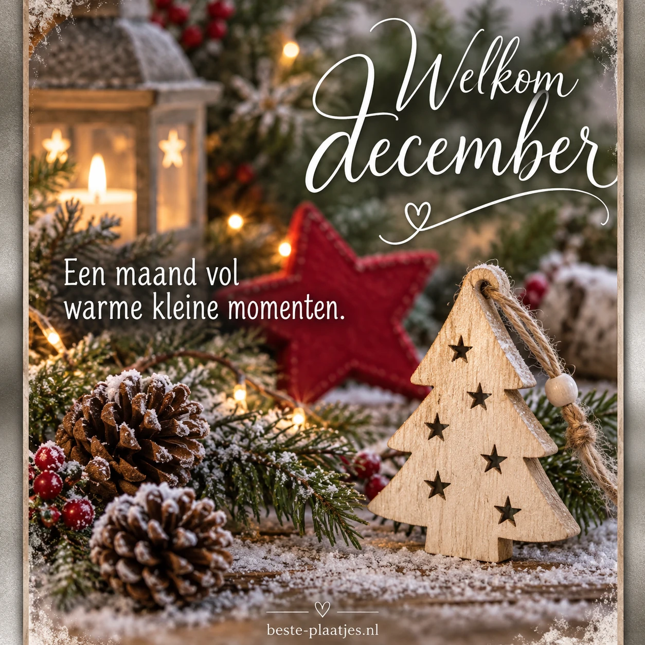 Een houten kerstboom, een rode ster en dennengroen verwelkomen december met een warme wens.