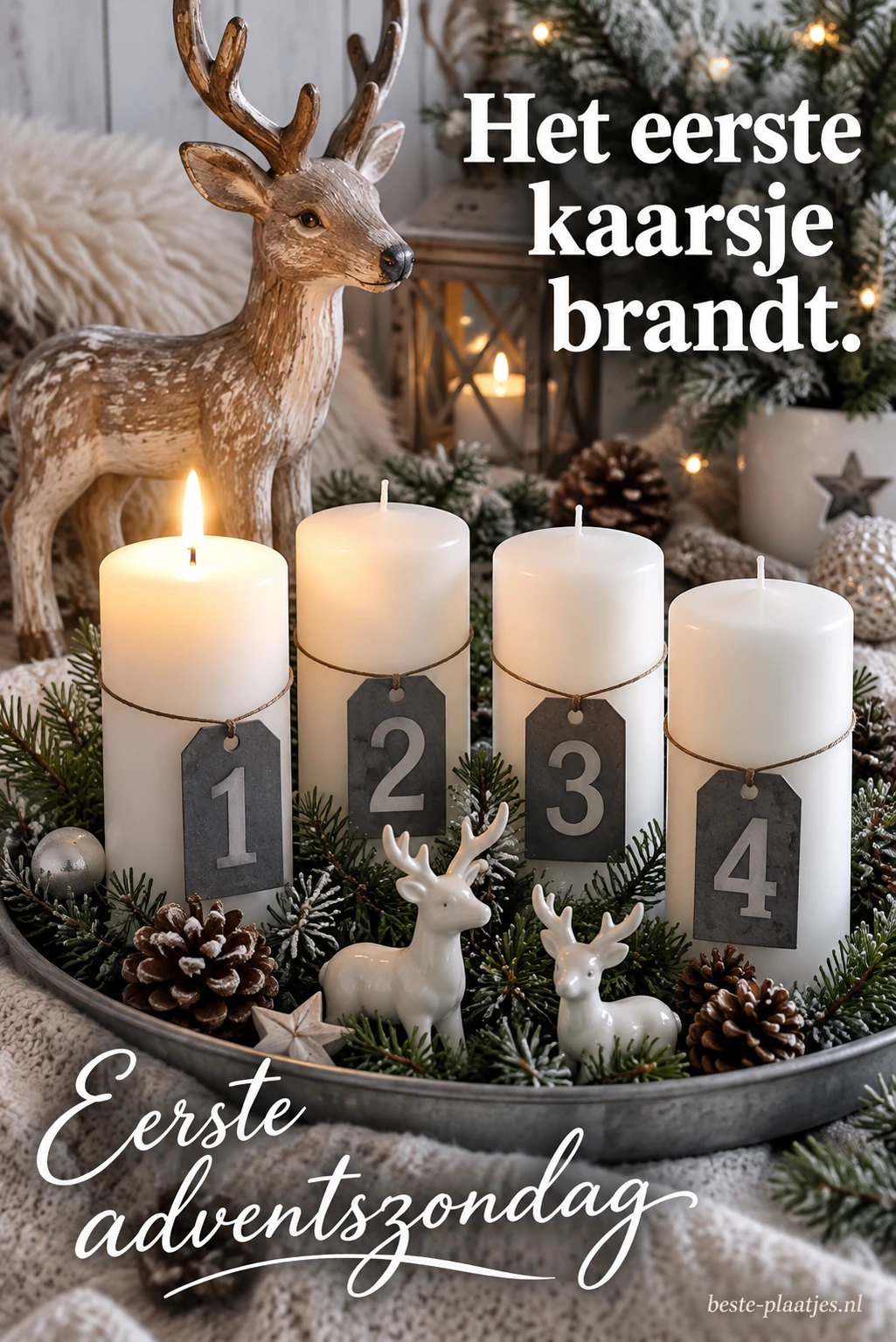 Vier genummerde witte kaarsen met dennenappels en houten rendieren markeren de eerste adventszondag.