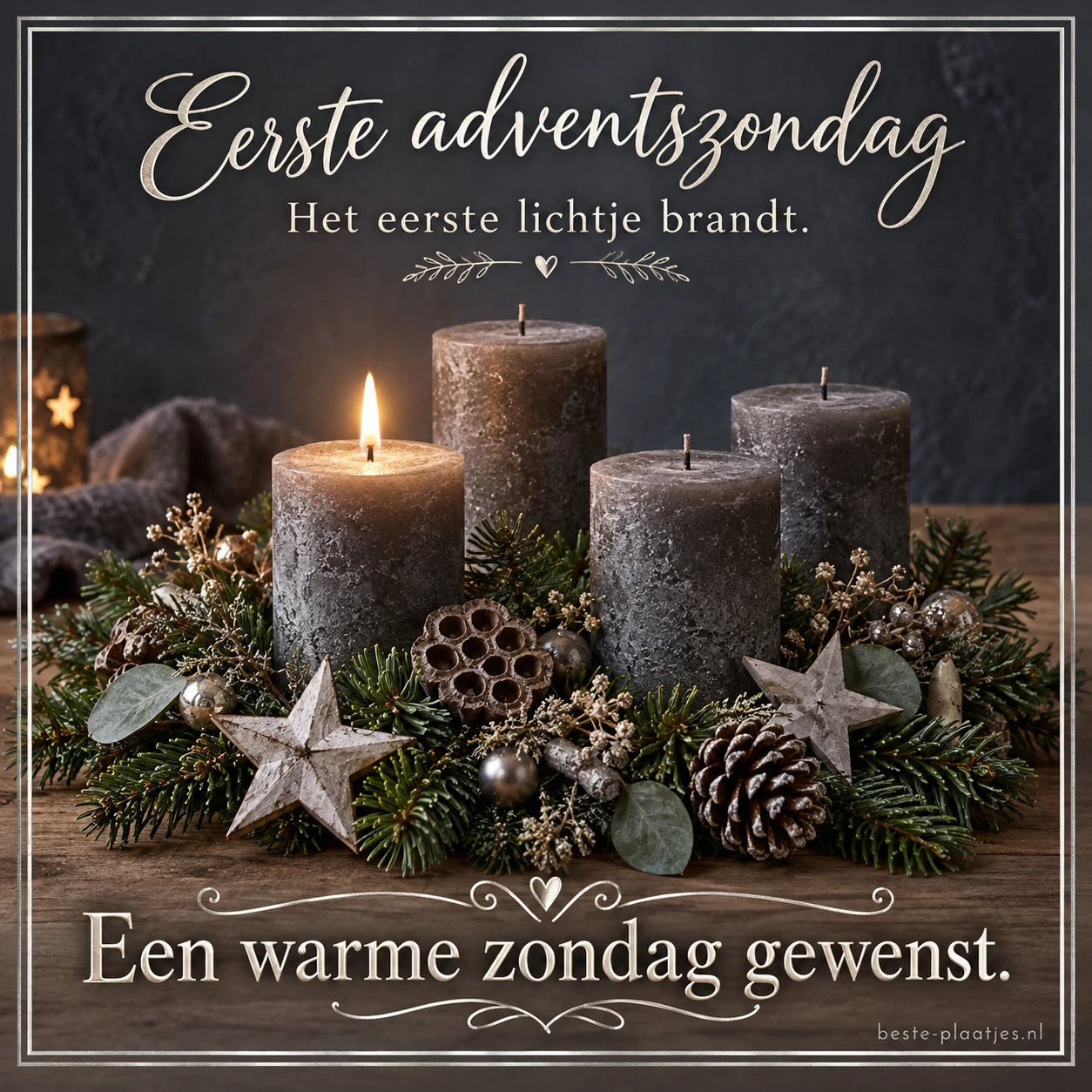 Vier grijze adventskaarsen tussen groen en sterren, waarvan de eerste brandt, brengen een warme zondagwens.