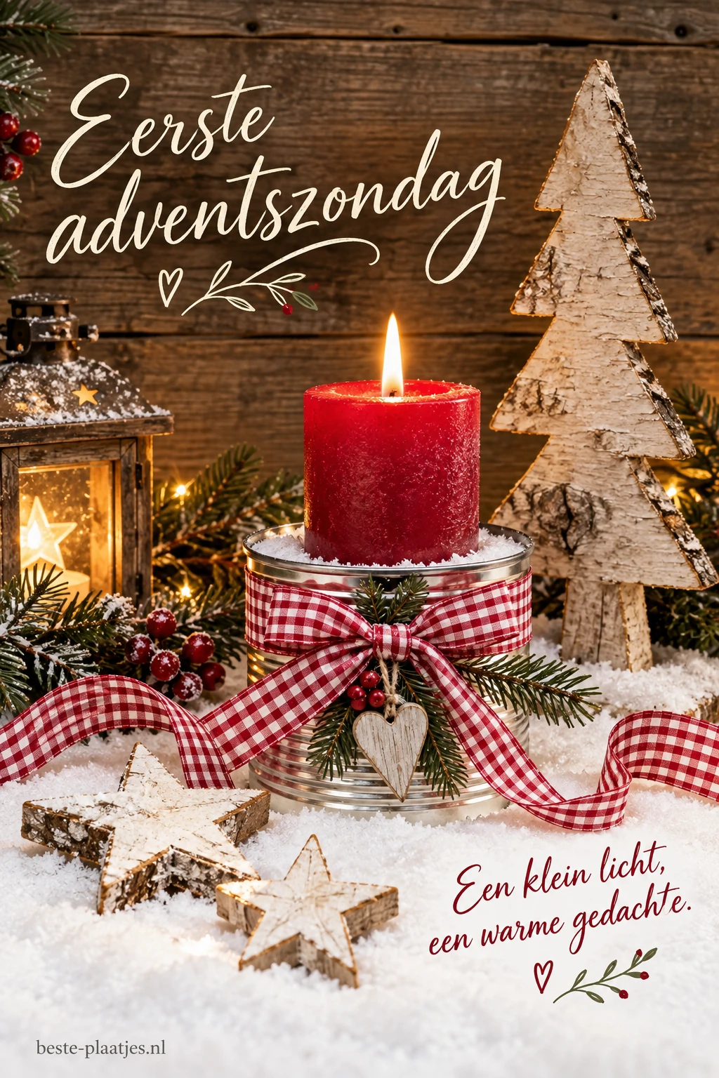 Een rode kaars met een geruite strik en houten kerstboom geeft advent een huiselijke sfeer.