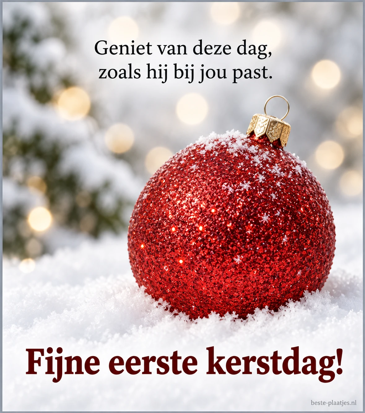 Een rode kerstbal op witte sneeuw brengt een persoonlijke wens voor eerste kerstdag.
