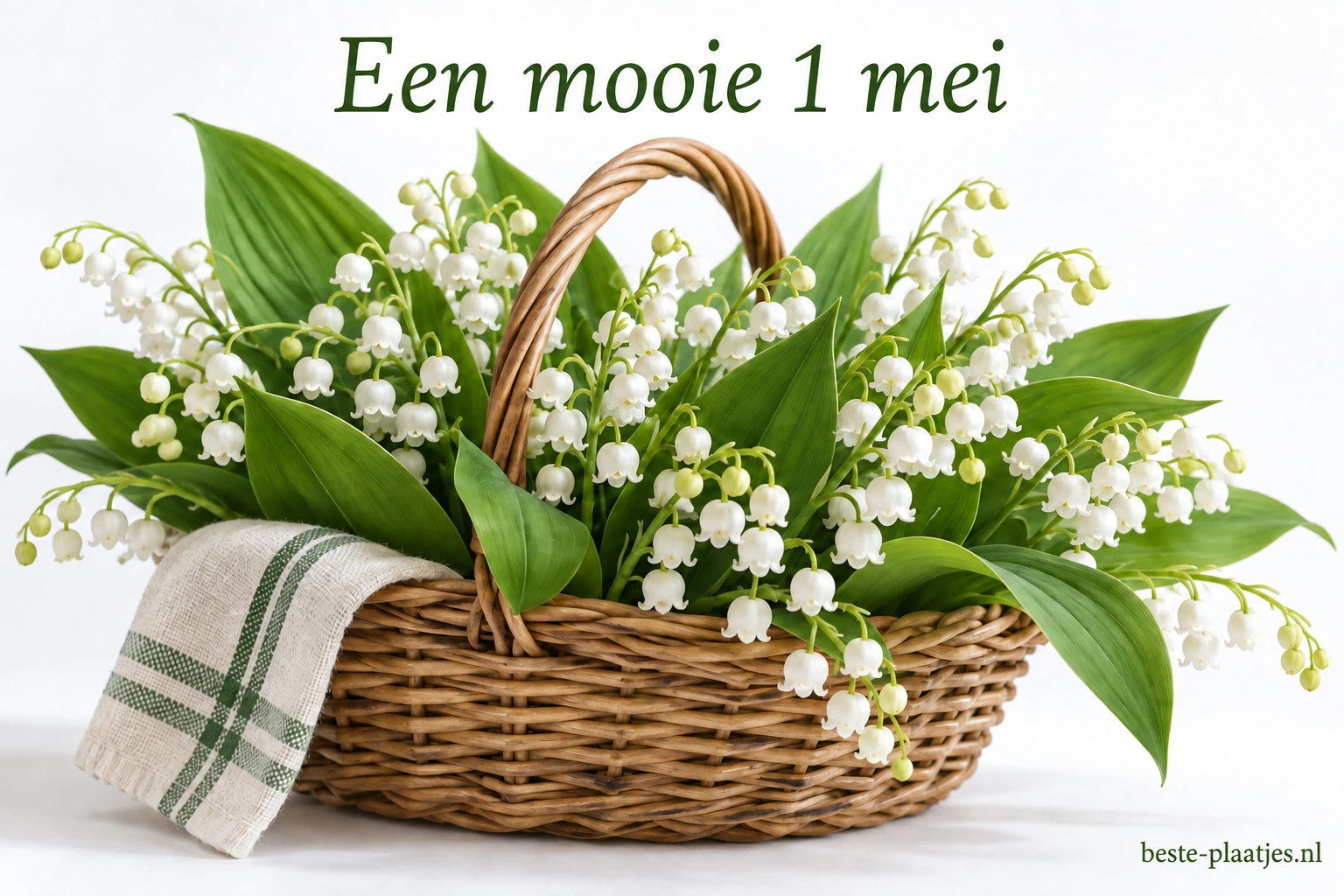 Een lage rieten mand is gevuld met witte meiklokjes en groene bladeren.