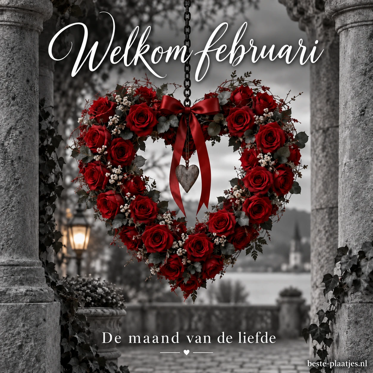 Een hart van rode rozen hangt tussen grijze stenen zuilen.