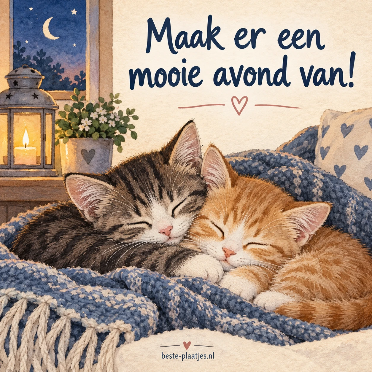 Twee schattige kittens liggen dicht tegen elkaar aan te slapen.