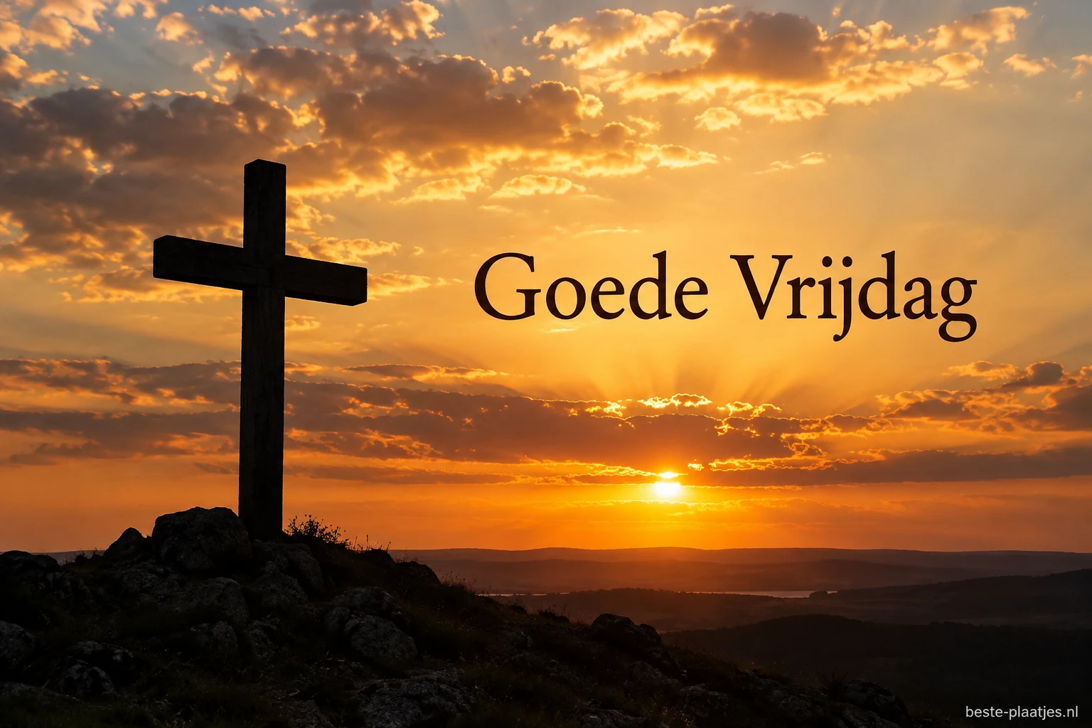 Een silhouet van een kruis staat tegen een gouden zonsondergang.