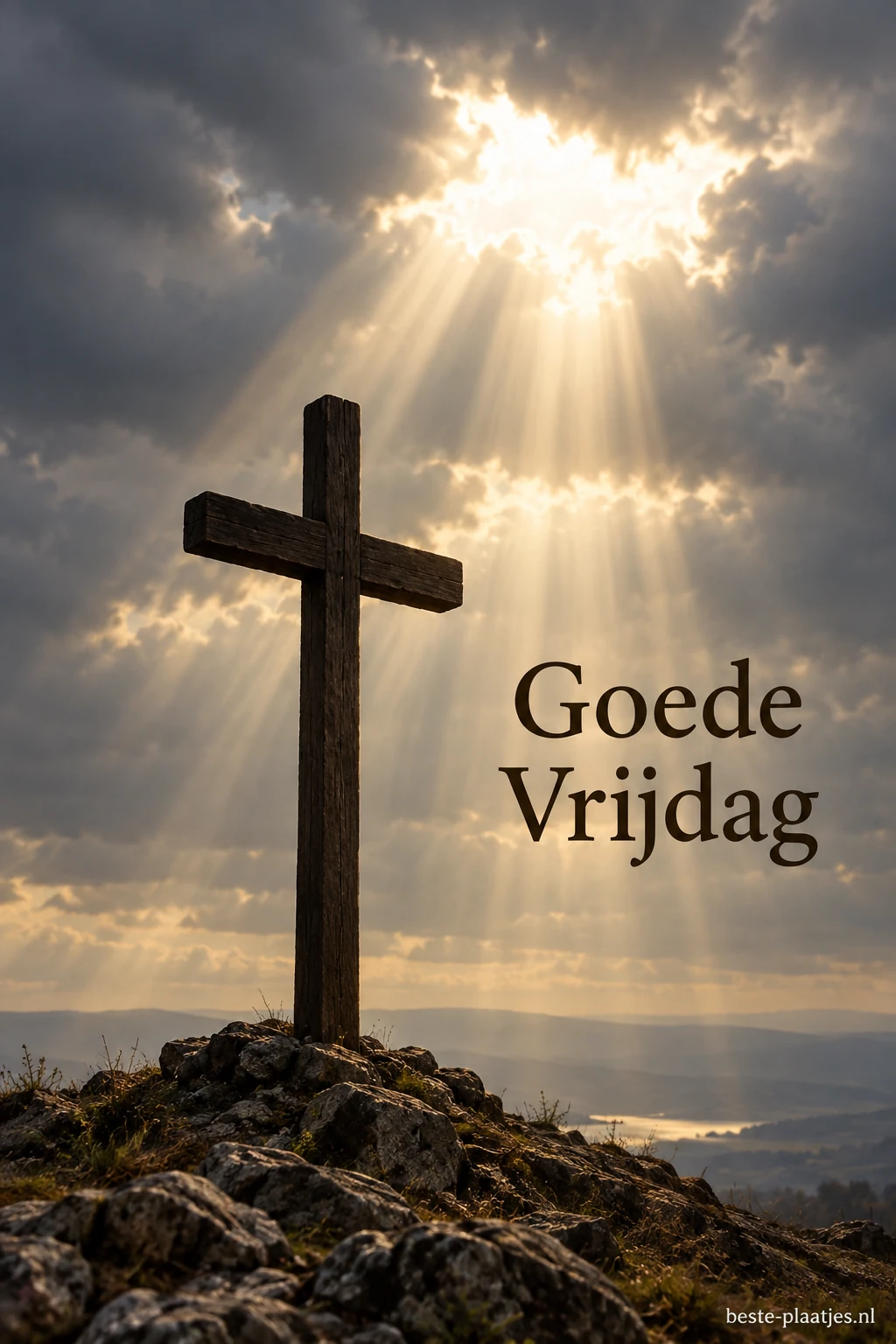 Een houten kruis staat onder een opening in een bewolkte hemel.