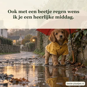 Een bruine pup in gele regenjas staat onder een rode paraplu bij een plas.