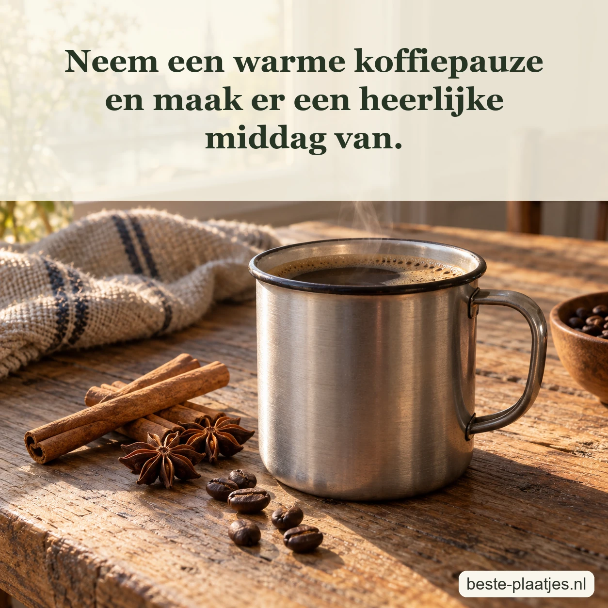 Een metalen koffiemok staat tussen kaneel, steranijs en koffiebonen.