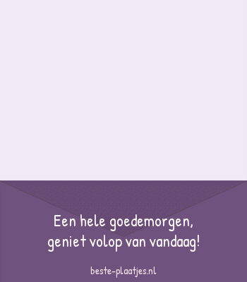 Een egeltje geniet van een schuimbad naast een ouderwetse waterpomp.