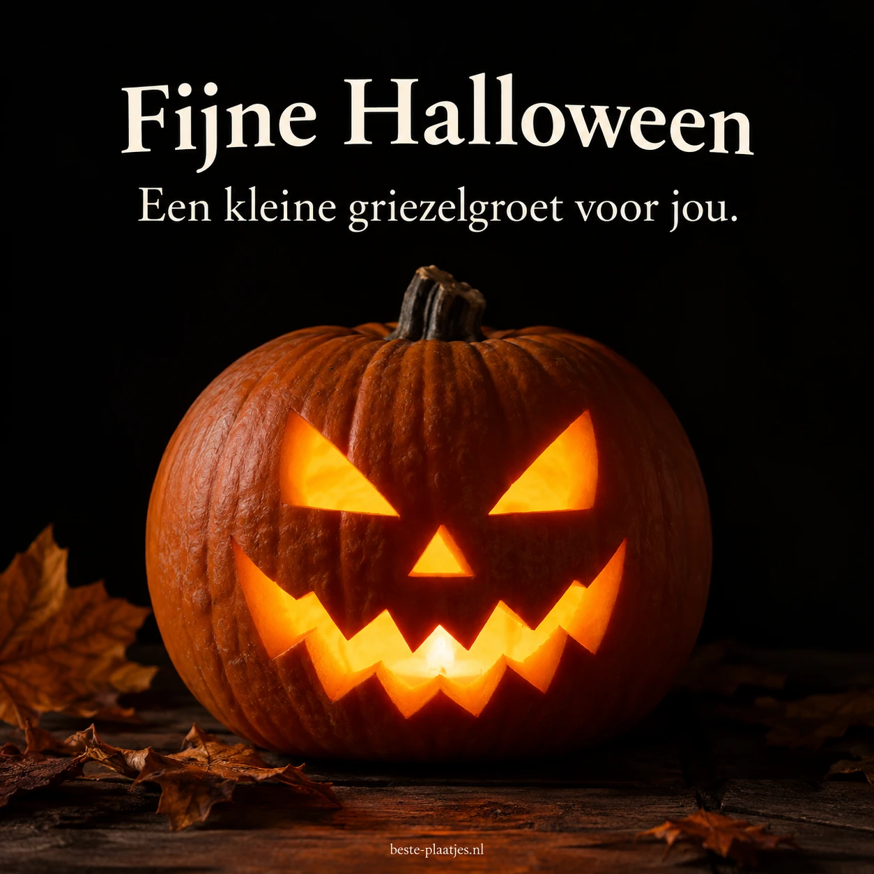 Een uitgesneden pompoen met een ondeugend gezicht brengt een Halloweenwens.
