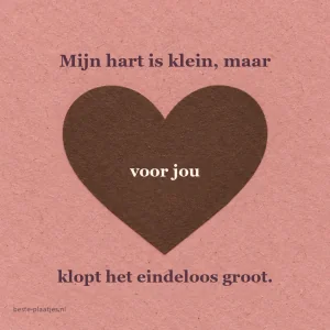 Een groot bruin papierhart ligt op oudroze papier met zichtbare vezels.