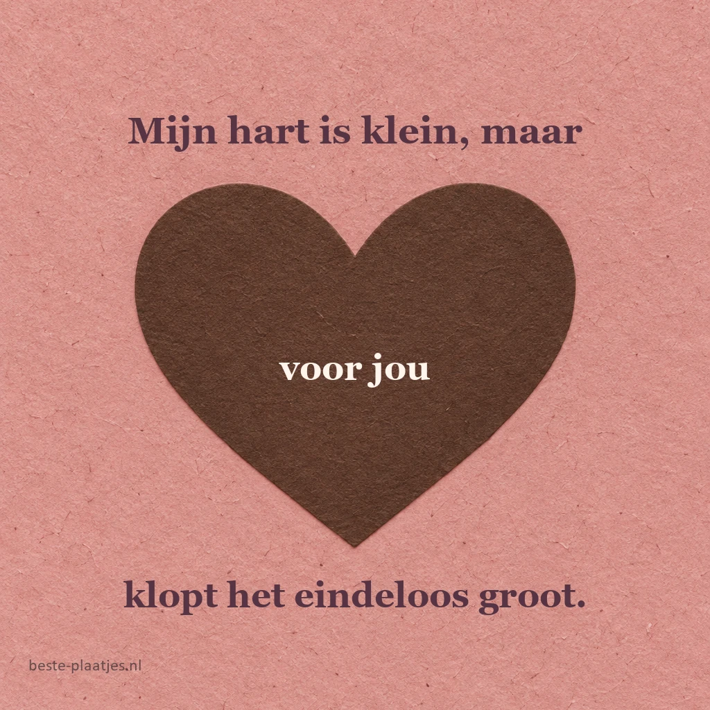 Een groot bruin papierhart ligt op oudroze papier met zichtbare vezels.