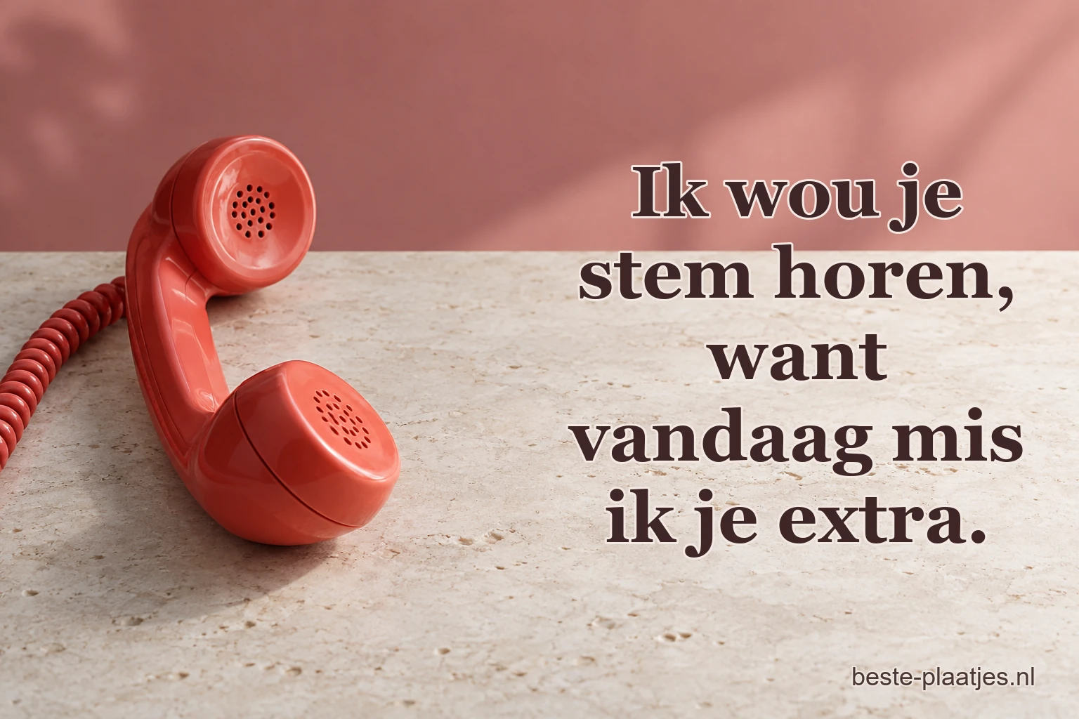 Een koraalrode telefoonhoorn ligt stil op een lichte stenen tafel.