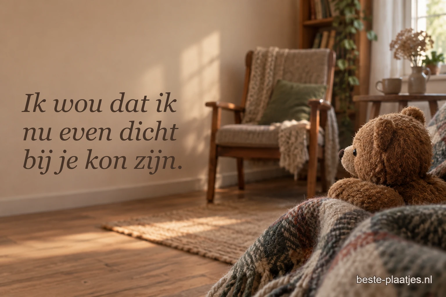 Een kleine bruine knuffelbeer zit bij een lege stoel in warm licht.