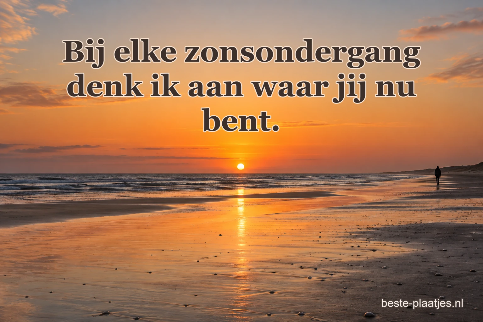 Een eenzame wandelaar loopt langs het natte strand bij een oranje zonsondergang.