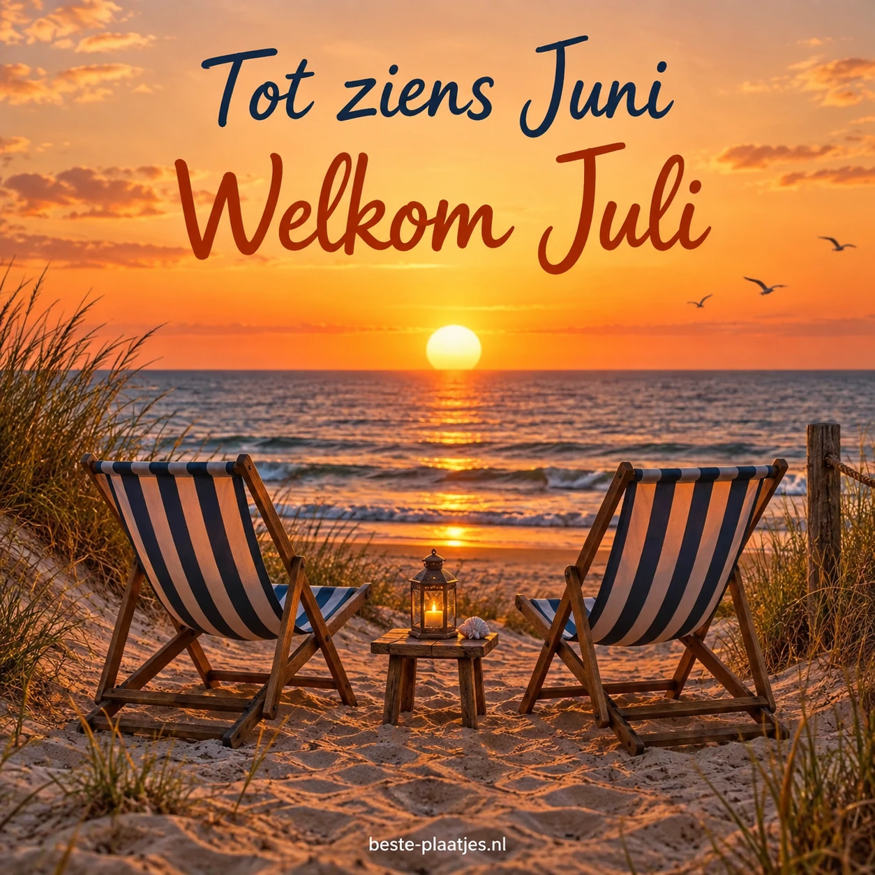 Twee gestreepte strandstoelen kijken uit over de zee bij zonsondergang.