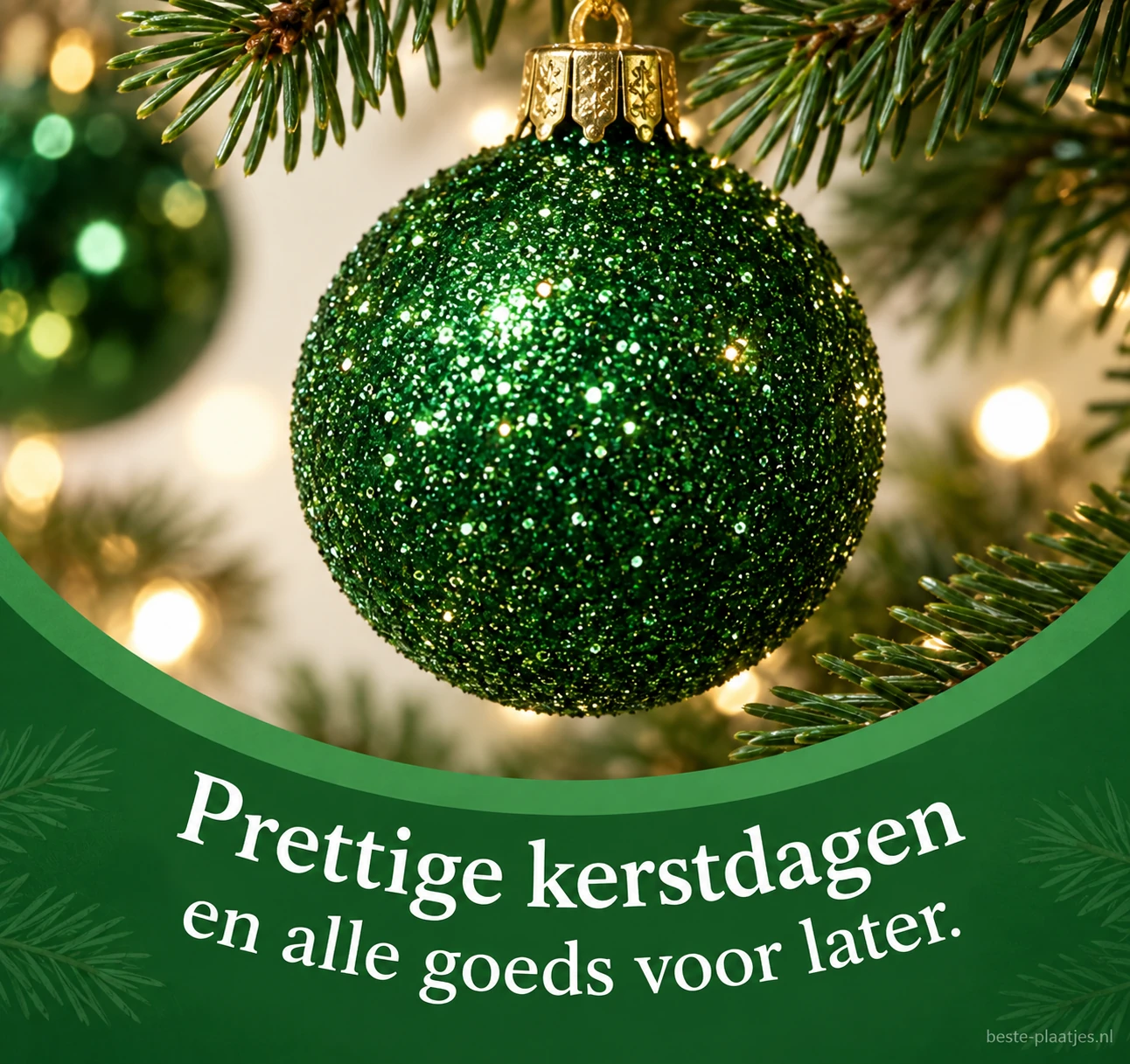 Een groene kerstbal in een rond kader brengt een feestelijke wens.