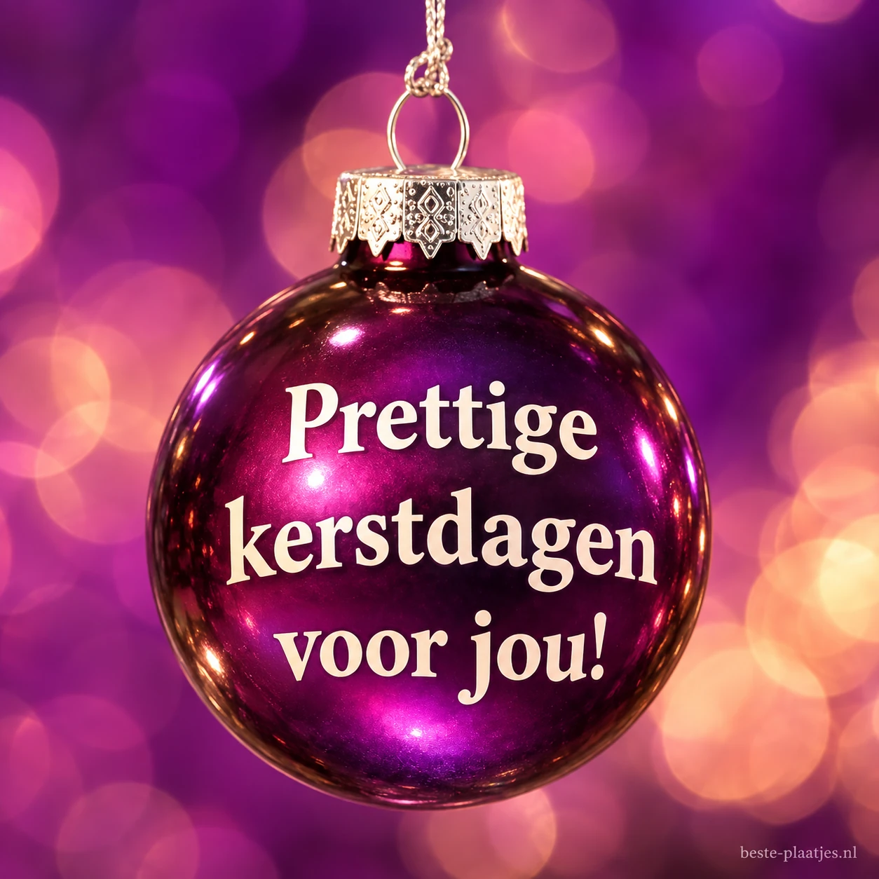 Een paarse kerstbal met een duidelijke boodschap wenst je prettige kerstdagen.