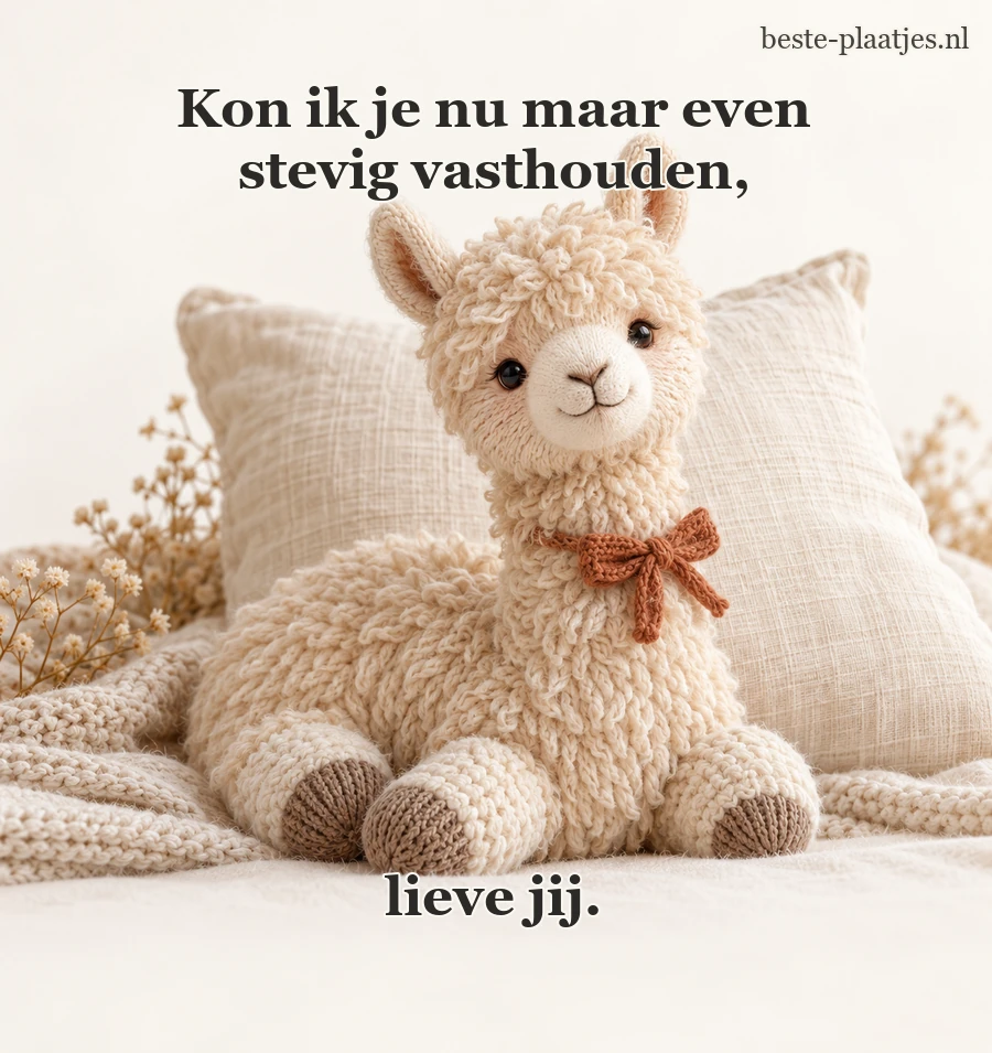 Een gebreide alpaca rust tegen een zacht linnen kussen.
