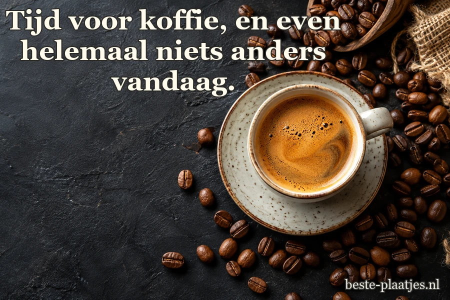 Een espressokopje staat op donkere leisteen tussen koffiebonen.