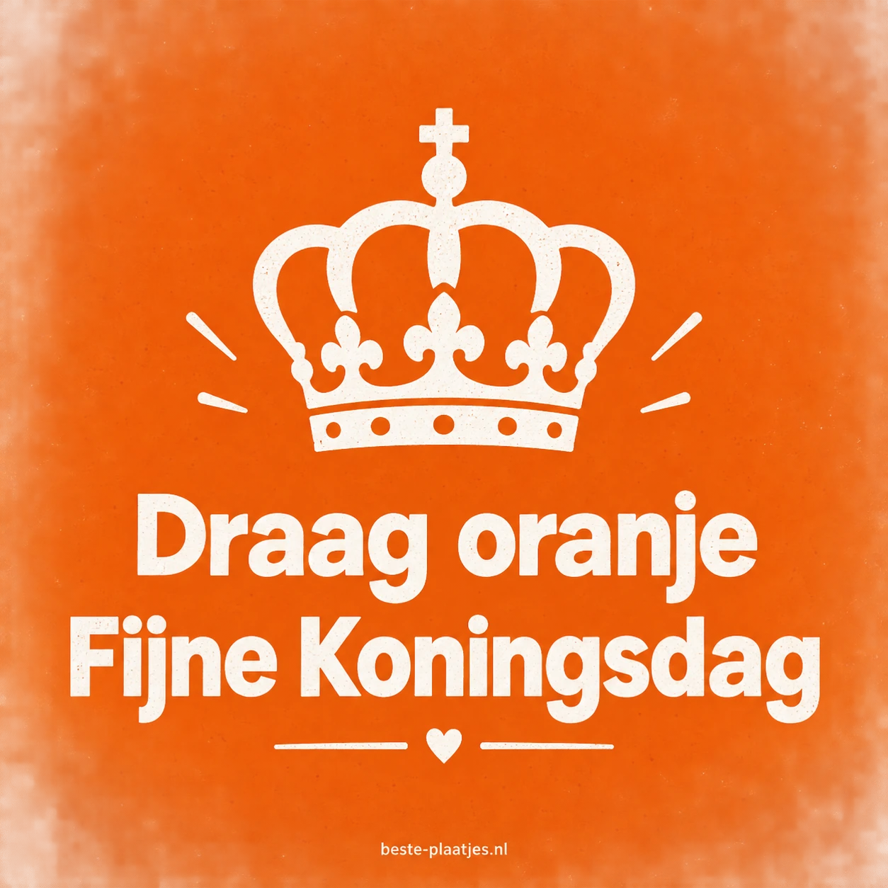 Een witte kroon en grote witte letters staan op een oranje affiche.