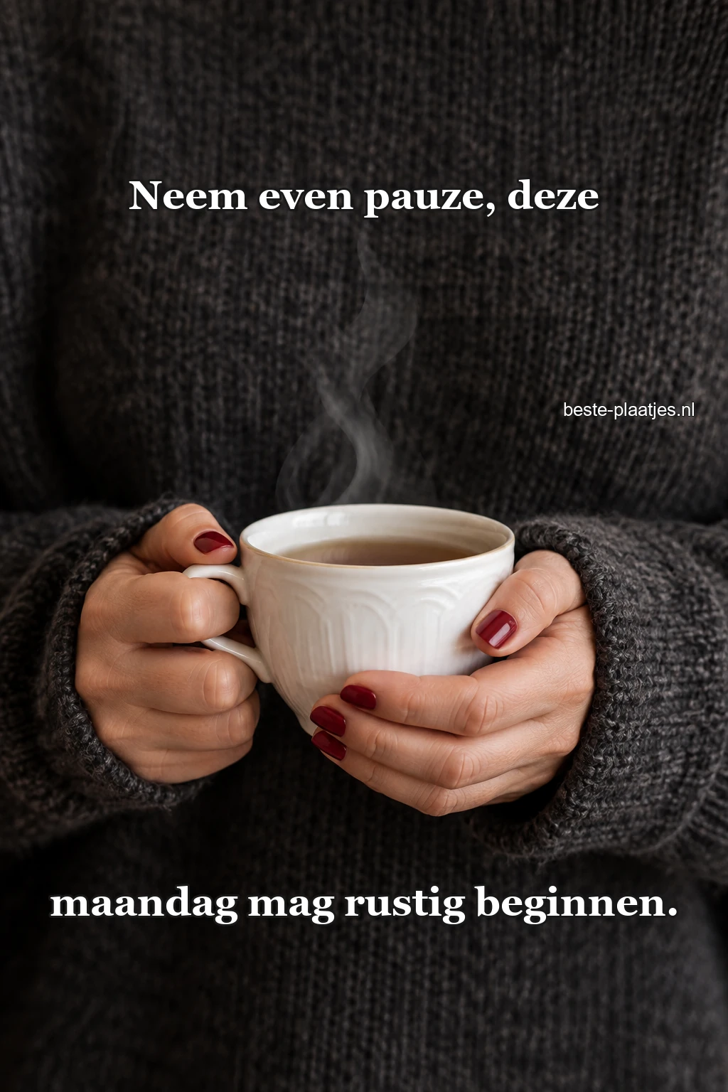 Iemand houdt met rode nagels een witte theekop vast. Iemand houdt met rode nagels een witte theekop vast.