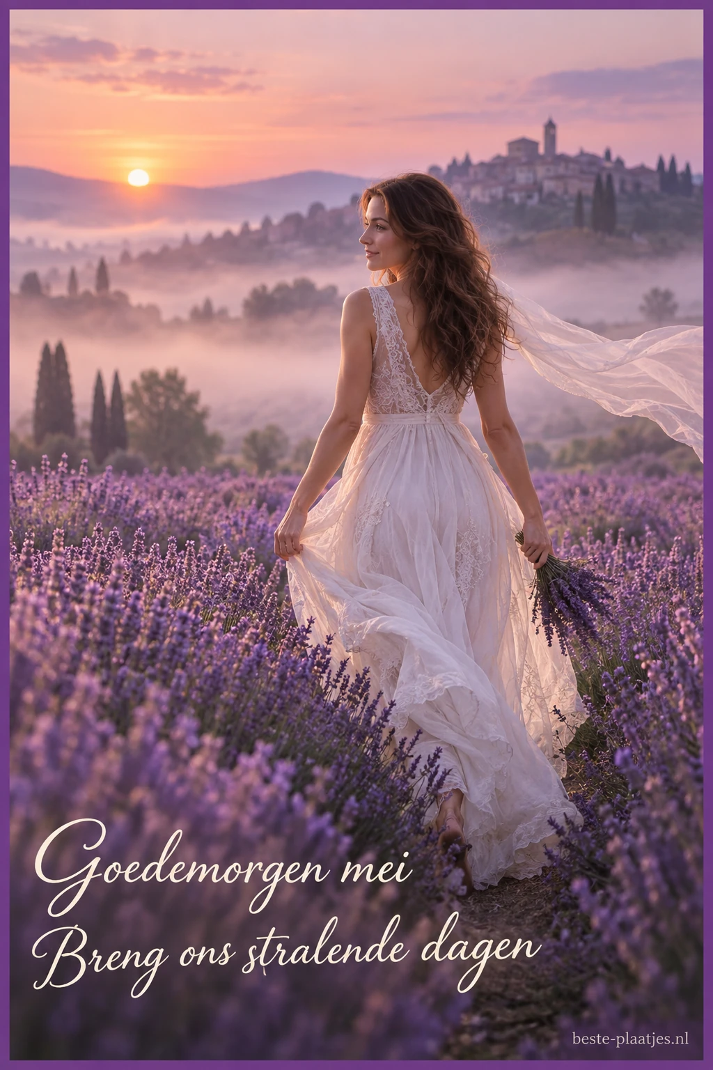Een vrouw in een witte jurk wandelt bij zonsopkomst door een lavendelveld.