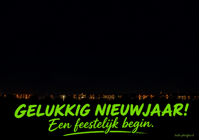 Rode, groene en gouden vuurwerkexplosies brengen een feestelijke nieuwjaarsgroet.