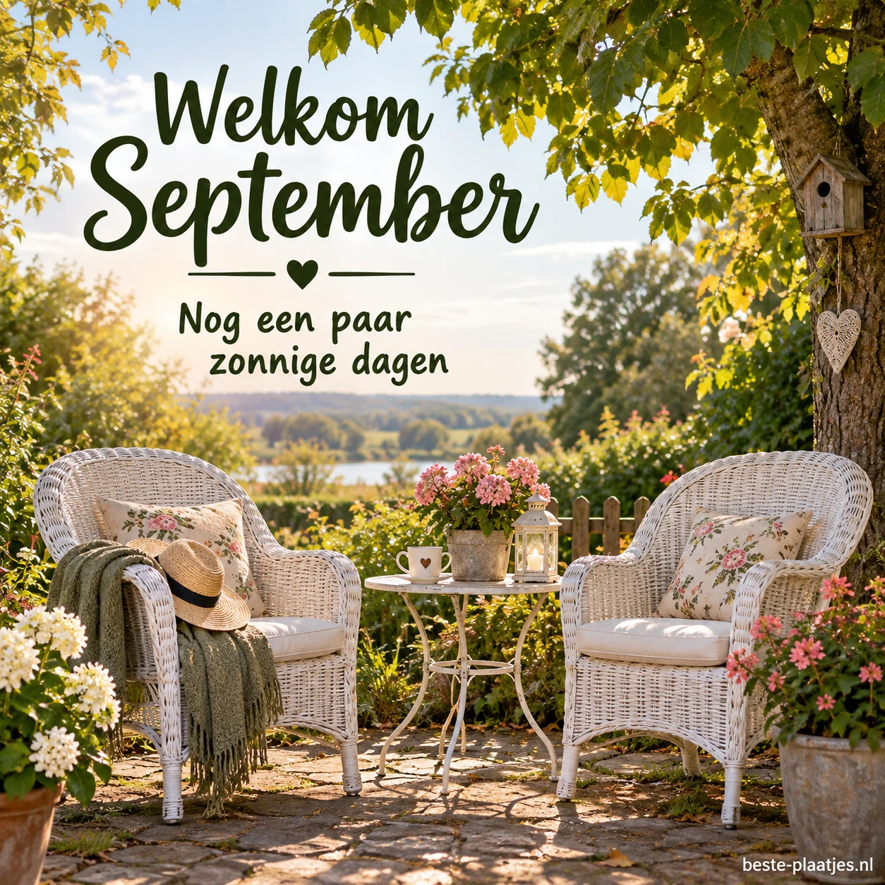 Twee witte rieten stoelen staan in een bloemrijke tuin.