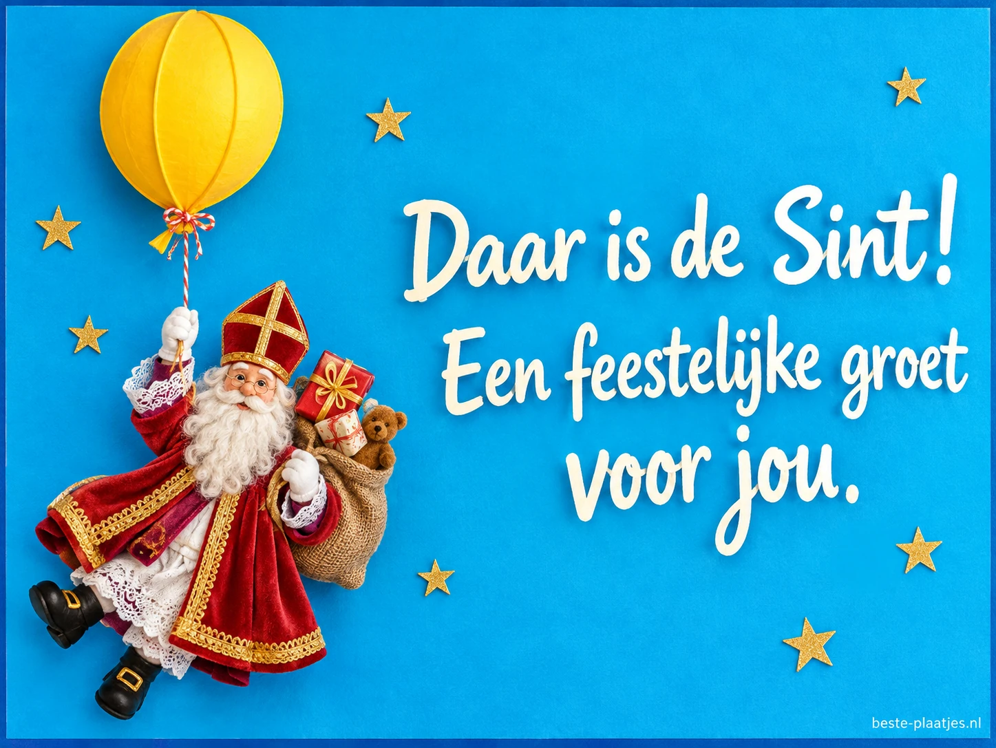 Een stoffen Sinterklaas met een gele ballon staat naast een feestelijke groet op blauw.