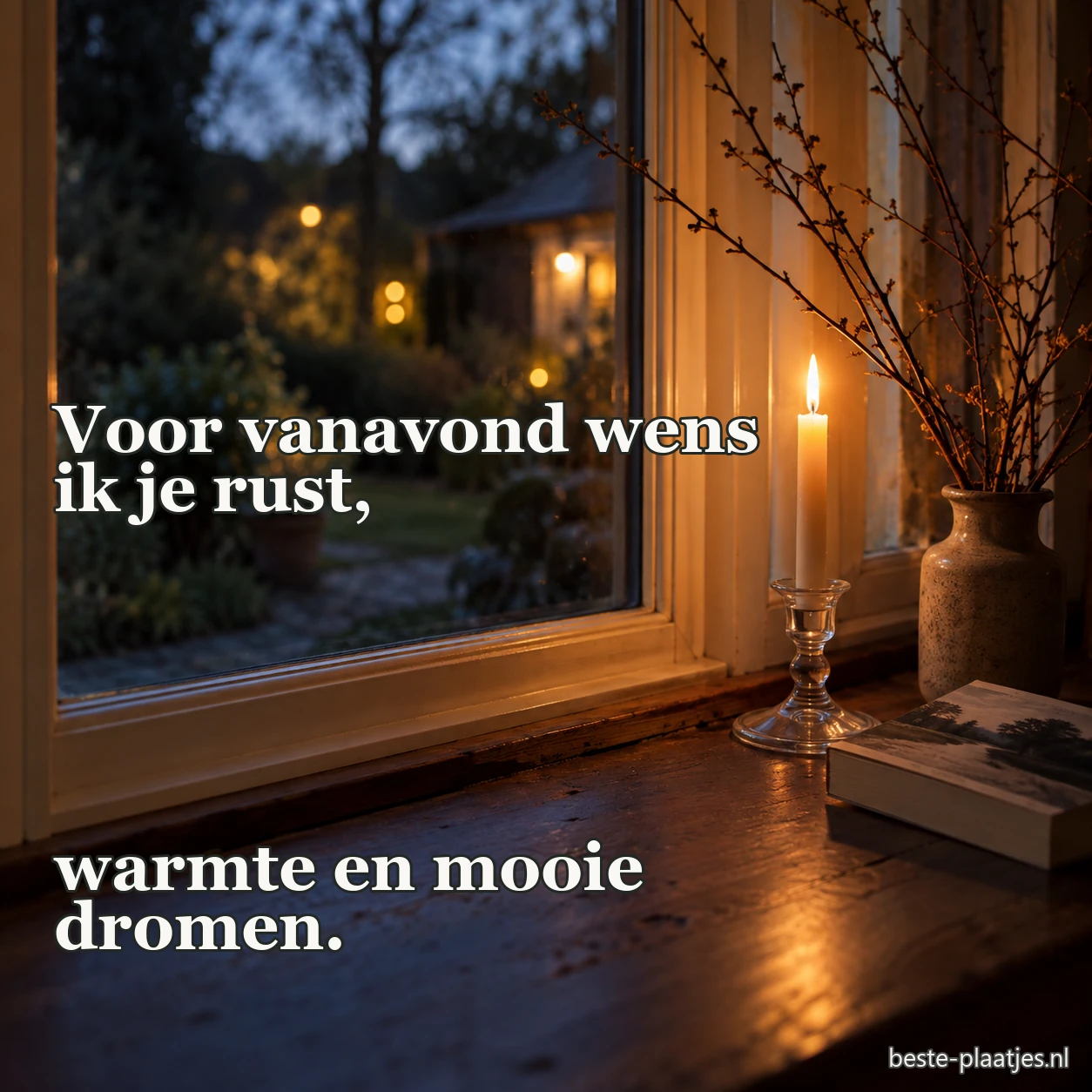 Een kaars brandt naast takken op een houten vensterbank.