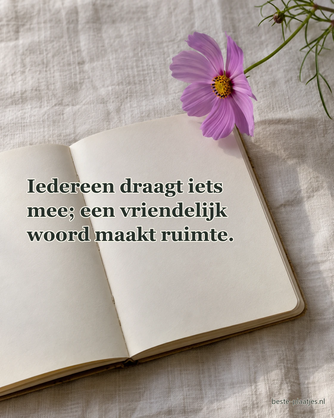 Een paarse bloem hangt boven een open schrift op wit linnen.