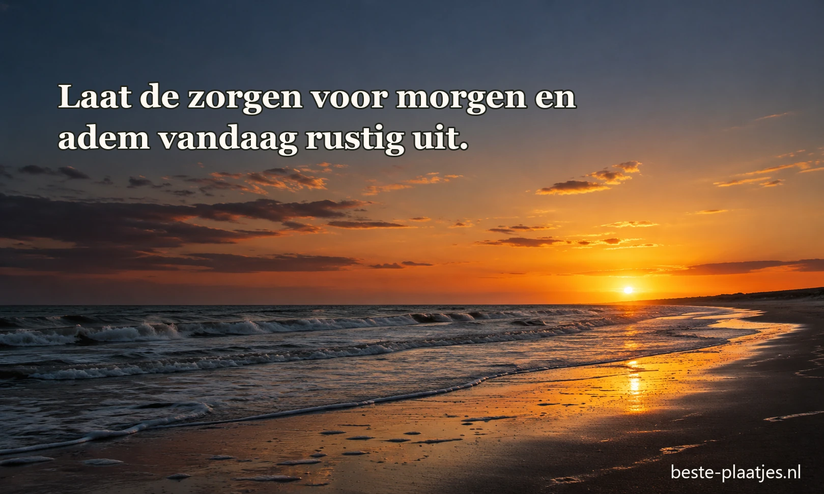 Zonlicht valt over een verlaten strand met kleine golven.