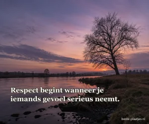 Een kale boom staat bij een rivier in paars avondlicht.