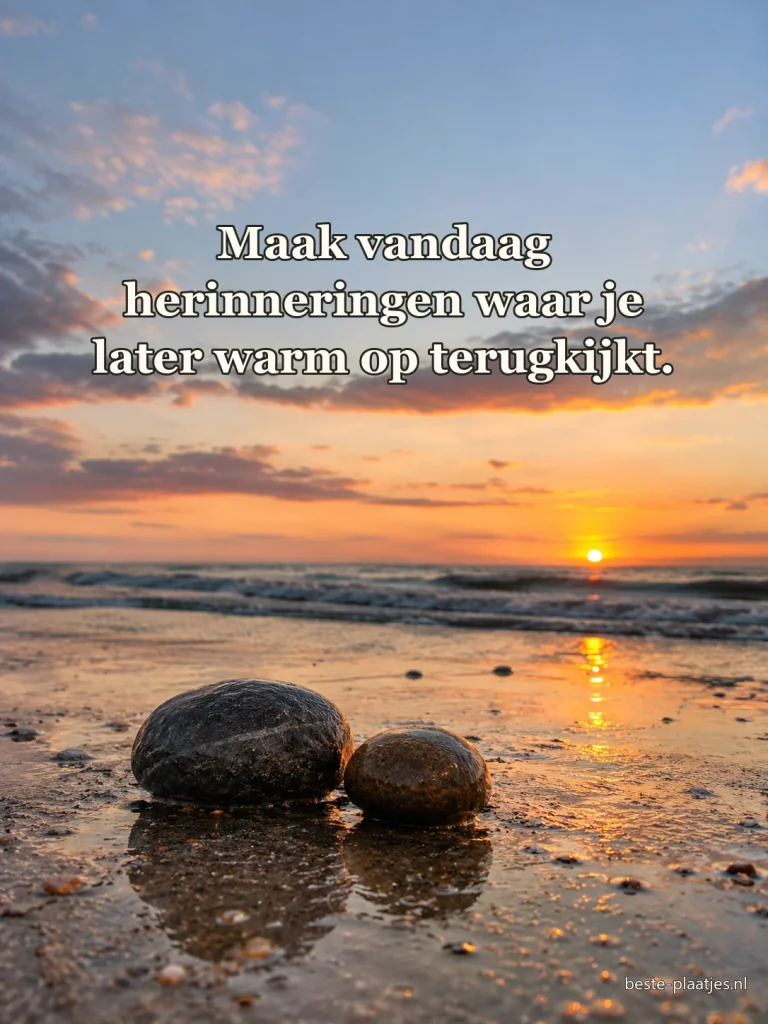 Twee gladde stenen liggen in het natte zand bij zonsondergang.