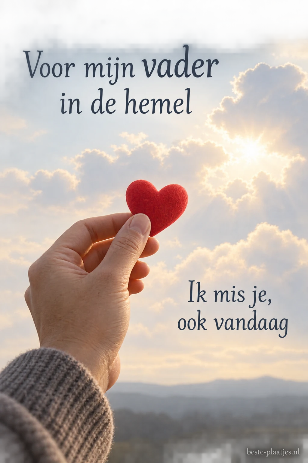 Een hand houdt een klein rood hart omhoog voor een lichte wolkenlucht.