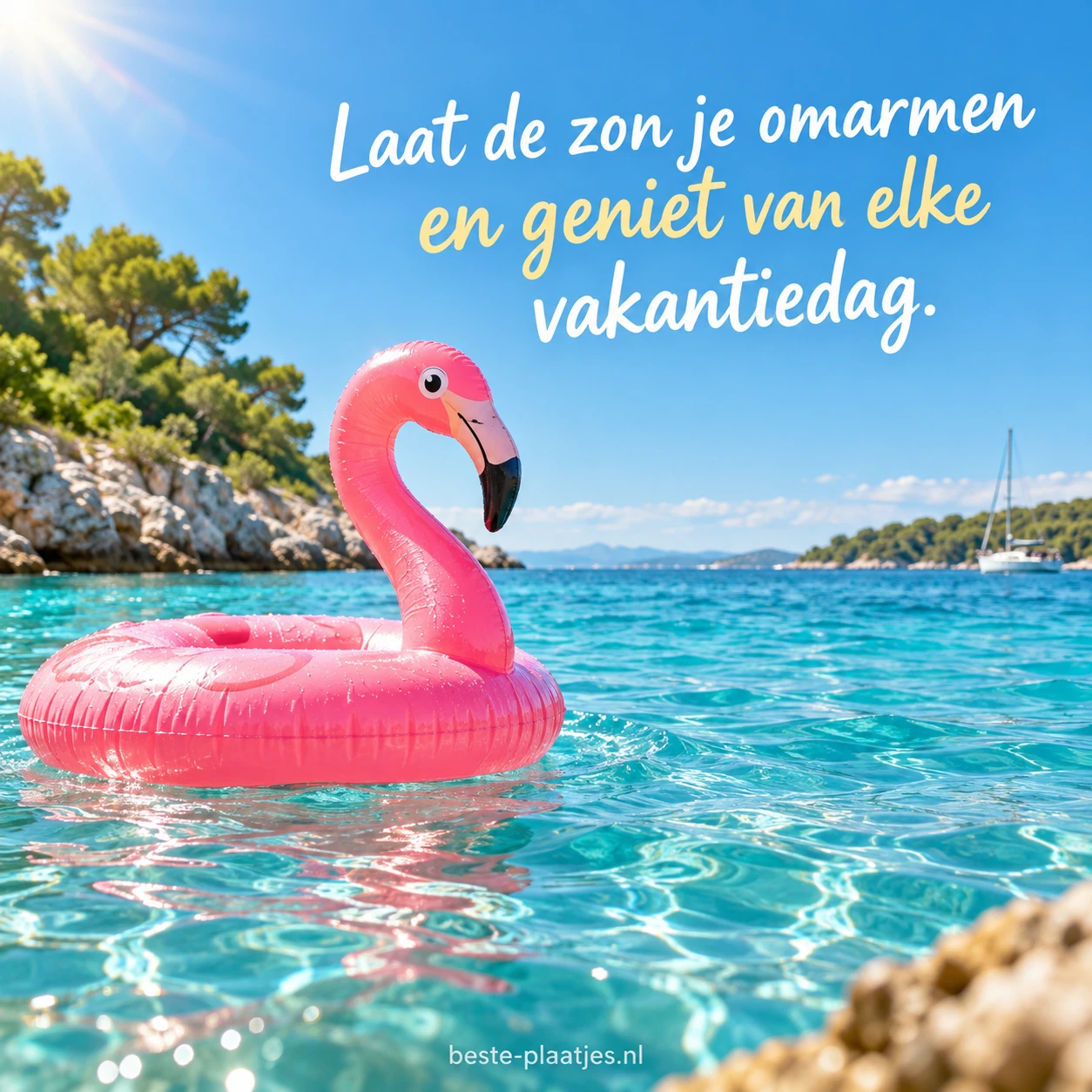 Een roze flamingoband drijft in helder water bij een zonnige mediterrane baai.