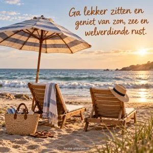 Twee houten strandstoelen staan onder een gestreepte parasol bij rustige golven.