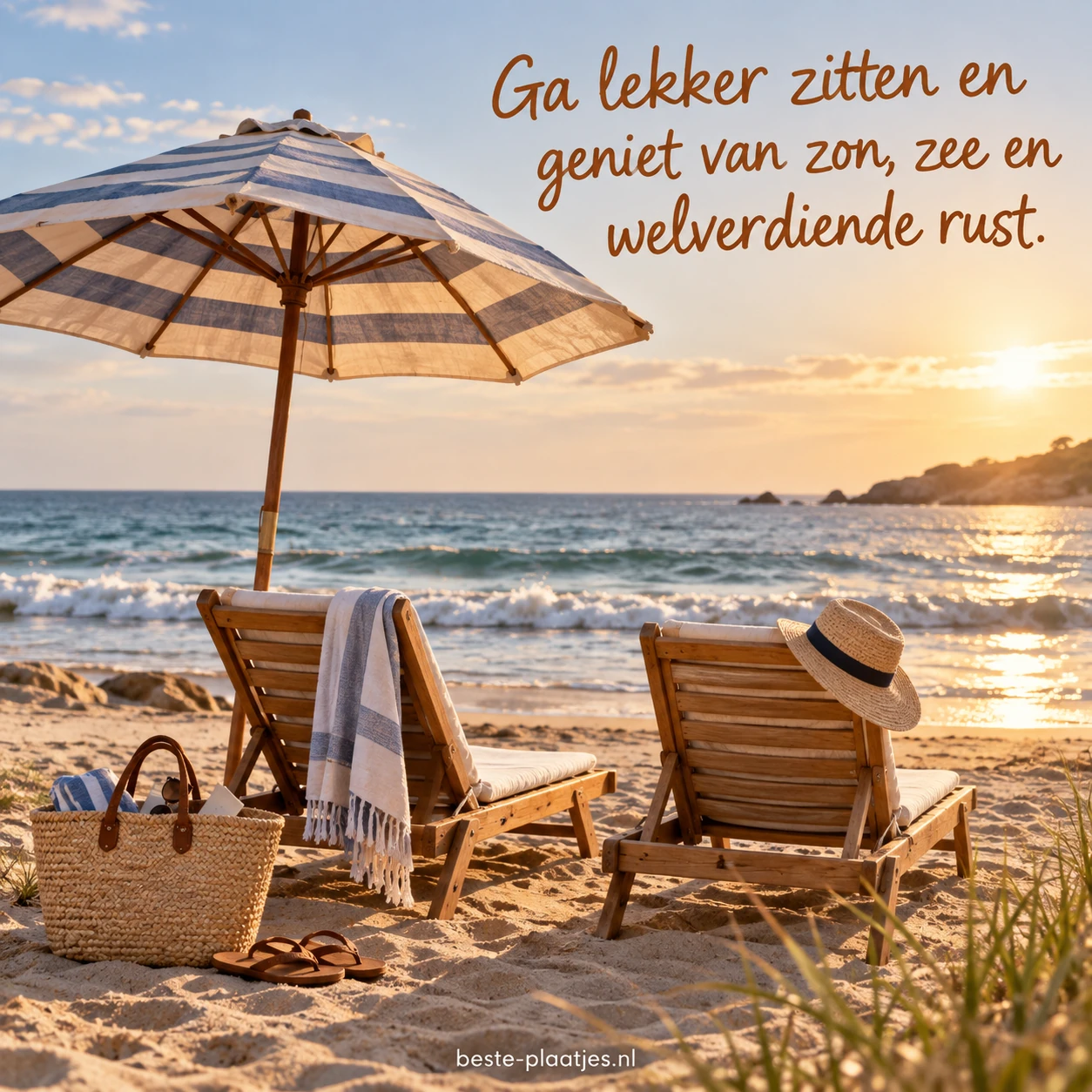 Twee houten strandstoelen staan onder een gestreepte parasol bij rustige golven.