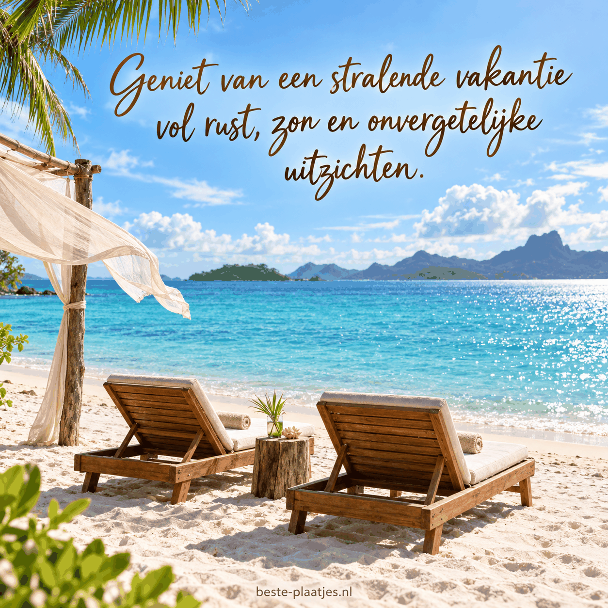 Twee houten ligstoelen kijken vanaf wit zand uit over een turquoise lagune.