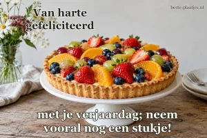 Een verse fruittaart met bessen en citrus staat op een taartstandaard.