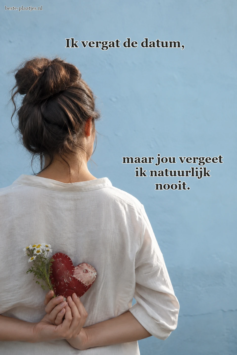 Een vrouw verbergt bloemen en een stoffen hart achter haar rug.