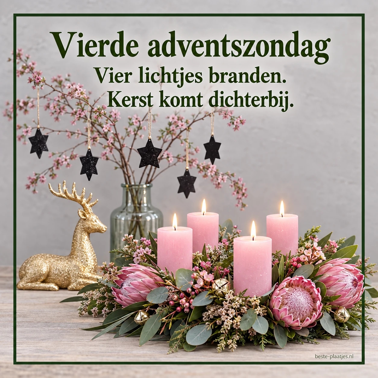 Vier roze kaarsen met bloemen en een gouden hertje markeren de vierde adventszondag.