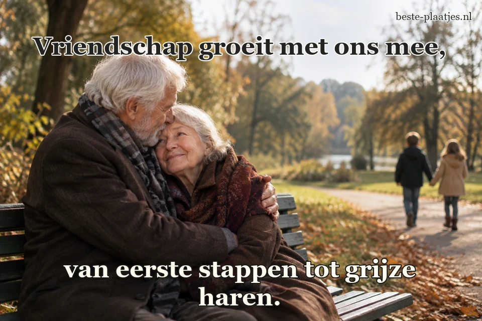 Een ouder stel omhelst elkaar op een bank in een herfstpark.