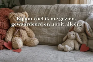 Een oude teddybeer zit naast een stoffen konijn op de bank.