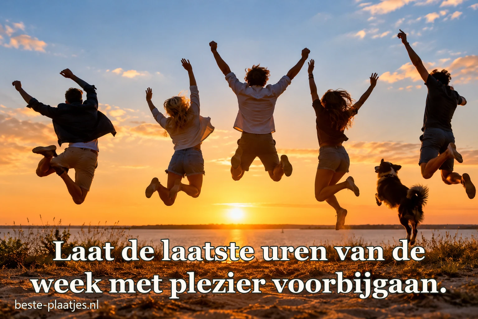 Vrienden springen uitgelaten op het strand bij avondlicht. Vrienden springen uitgelaten op het strand bij avondlicht.