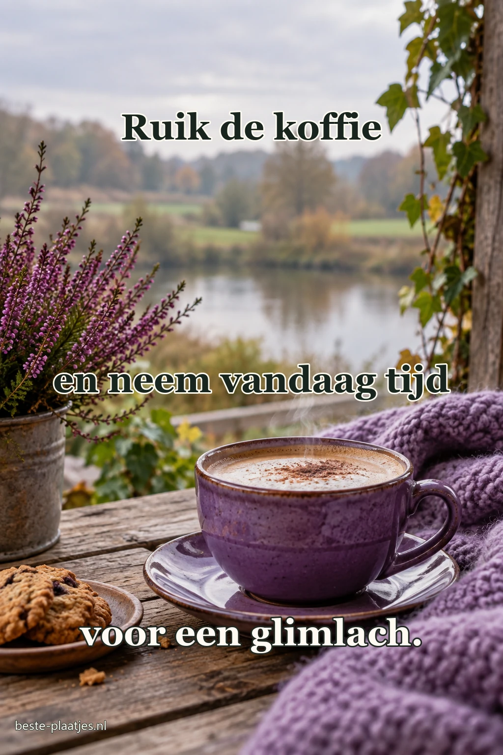 Een paarse koffiekop staat op tafel tegen een donkere achtergrond. Een paarse koffiekop staat op tafel tegen een donkere achtergrond.