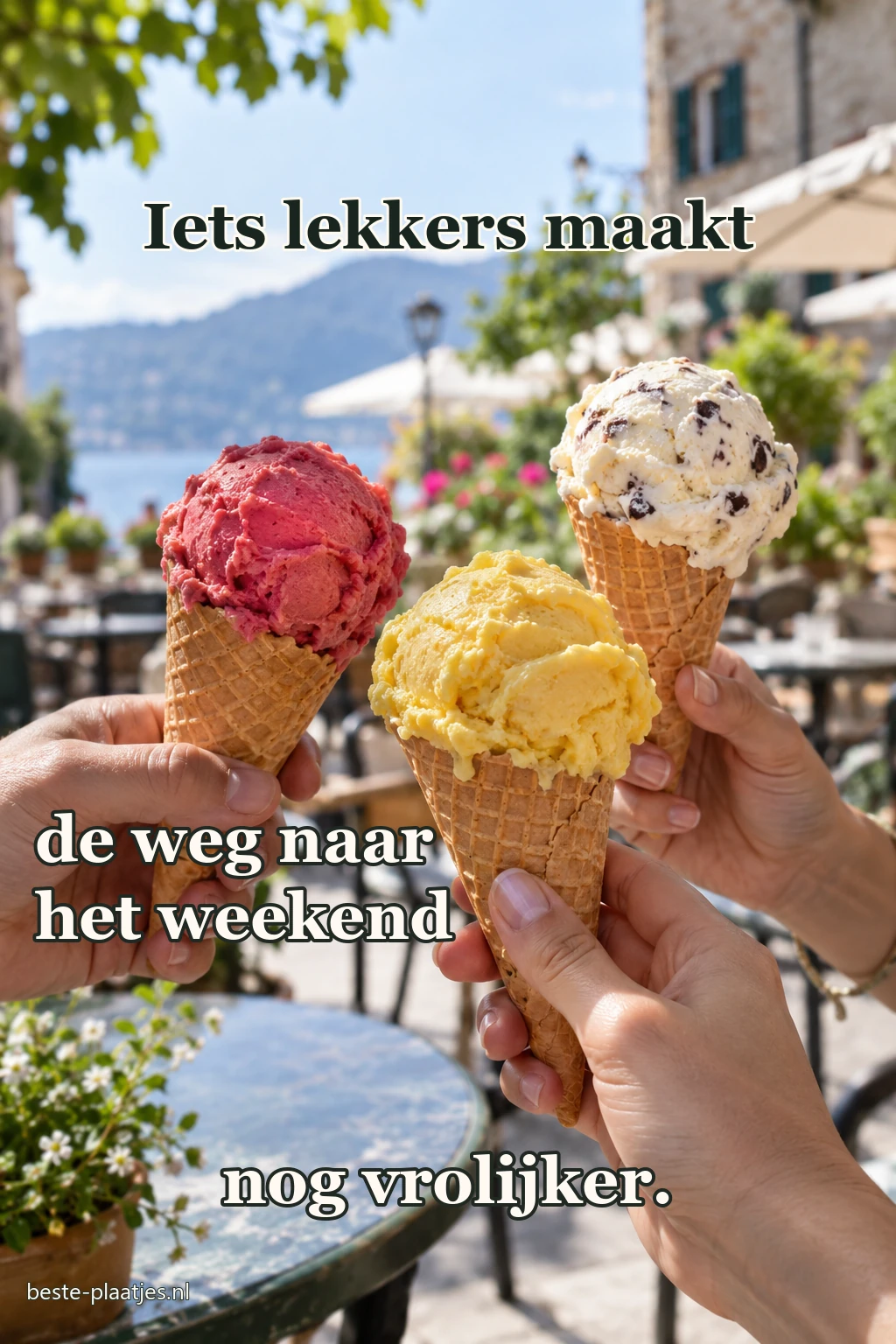Kleurrijke ijsjes staan op een zonnig buitenterras. Kleurrijke ijsjes staan op een zonnig buitenterras.
