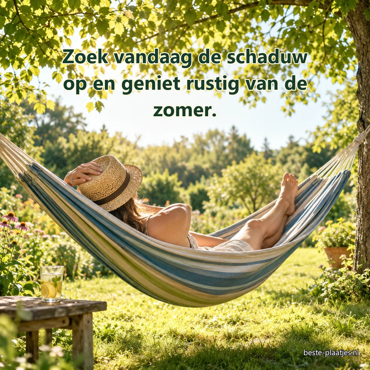 Een vrouw ontspant in een hangmat onder een groene boom.