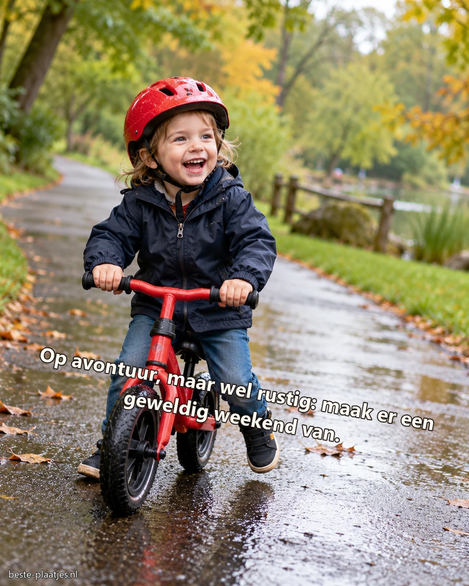 Een lachend kind rijdt met helm op een loopfiets over een nat parkpad. Een lachend kind rijdt met helm op een loopfiets over een nat parkpad.